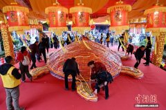 福建泉州：两岸民众摸5.98万斤“米龟”祈福